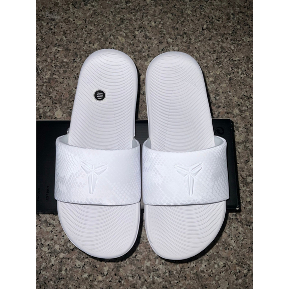 Kobe Kawa Slides 7Y - Picture 1 of 7